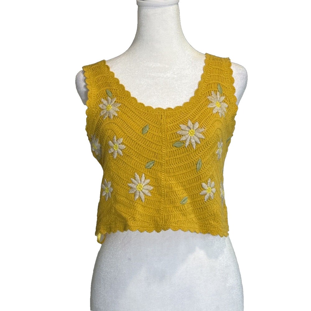New In Embroidered Yellow White Floral Crop Top S/M Scalloped Neckline Boho 70s